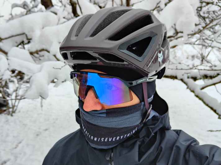 Der Fox-Helm sitzt hoch an der Stirn, so dass auch große Brillen (<a href="https://www.bike-magazin.de/ausruestung/fahrradbrillen/sonnenbrillen-2023-6-selbsttoenende-fahrradbrillen-im-test/#26tck" target="_blank" rel="noopener noreferrer">wie hier Dynafit Ultra Pro</a>) gut passen.