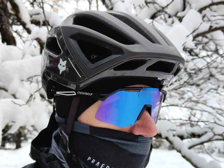 Durch die abgeschrägte Stirnseite des Fahrradhelms versperren auch in sehr tiefen Sitzpositionen keine ausladenden Kunststoff die Sicht.