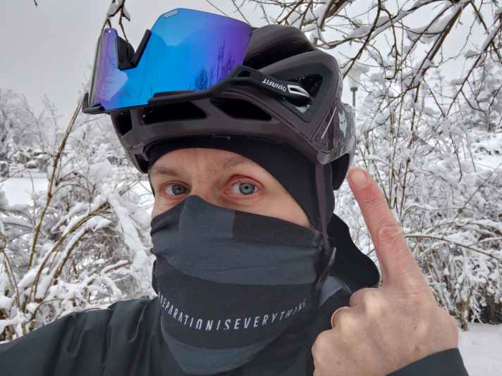 Die Brille hält wirklich gut in der “Brillengarage” des neuen Fox Helms.