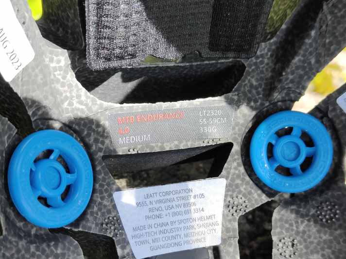360 Turbine Technology ganz nah: Der äußere Ring kann sich um den inneren Fixpunkt drehen und so nimmt der Helm gefährliche Kräfte beim einem Crash auf.