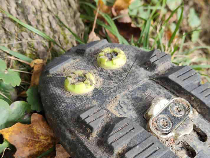 Neonfarbene Stollen passen ins Farbkonzept der Schuhe - einen wirklichen Nutzen konnte ich nicht ausmachen, da sich recht kurz/flach sind.