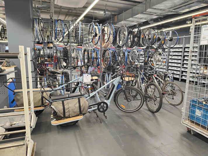 Neu, gebraucht, kaputt - alles kann hier zur Wartung oder Reparatur eintrudeln. Die 12 Mitarbeitenden kümmern sich dann um die Bikes.