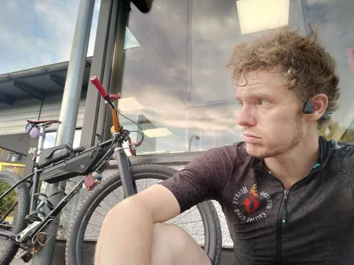 Erschöpft und nur noch wenig Tageslicht übrig: In diesen Momenten kann Musik helfen die Motivation aufrecht zu erhalten.