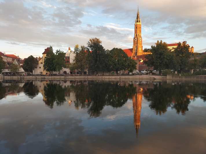 Die St. Martinskirche in Landshut besitz den höchsten Backsteinturm der Welt. Dem Gerücht nach wurde er so hoch gebaut, um dem Adel auf der Burg in die Suppe spucken zu können.