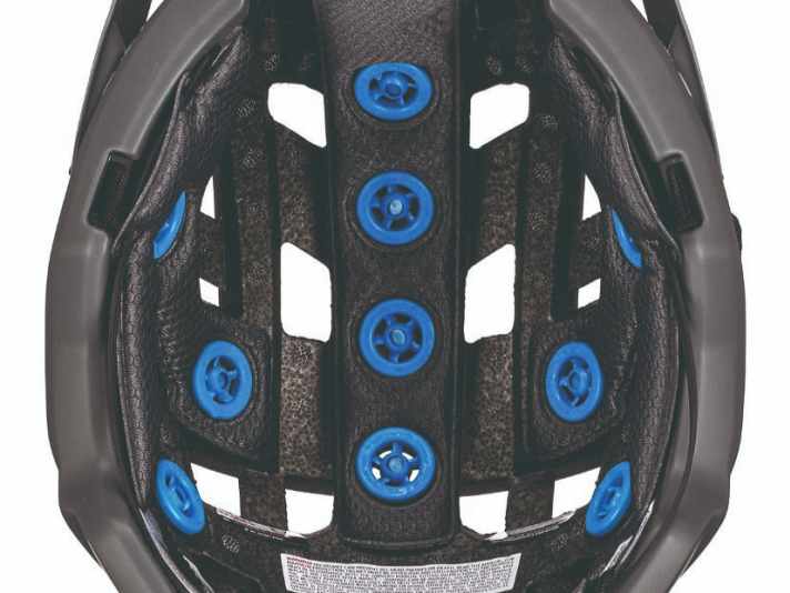 Die kleinen Discs im Inneren der Leatt-Helme bestehen aus einem Energie-absorbierenden Polymer.