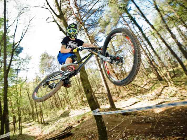 Airtime: Jumps mit spürbarer Airtime sind eine Seltenheit am Gardasee – dafür ist das Gelände schlichtweg zu steil. Doch findige Locals haben einen Weg gefunden, doch irgendwo einen Jump einzubauen – sehr gut!