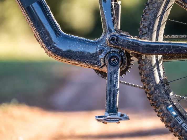 Der Fazua Ride 60 hat in seiner Feinabstimmung noch einige Schwächen, zum Beispiel beim Einsetzen der Power. Für Herbst 2022 hatte Fazua dazu ein Software-Update angekündigt. Bis zu unserem Test waren die Bugs noch nicht behoben.