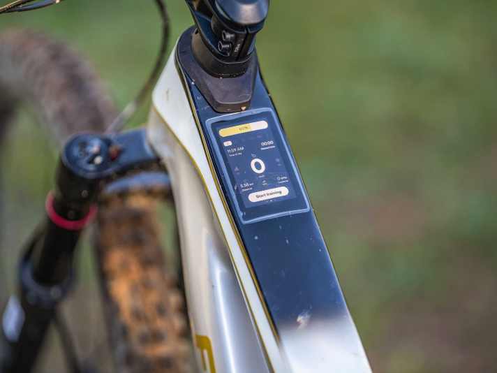 Der große Touchscreen hat ein eigenes Android-System, die Funktionen sind aber noch dürftig. Forestal verspricht Updates. Die Darstellung ist umfangreich, aber kleinteilig und etwas unübersichtlich.