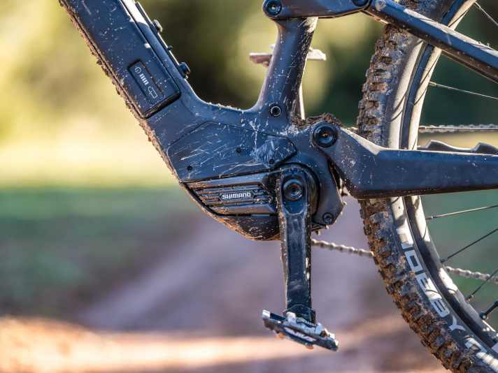 Shimano EP8: Unter den klassischen E-MTB-Motoren ist der EP8 der leichteste. Das prädestiniert ihn für den Einsatz in Light-E-MTBs wie dem abgebildeten Rotwild R.X 375 Pro. Im Testvergleich höchste Leistung und starke Effizienz, dafür deutlich größer und schwerer. Schade: klappert in der Abfahrt.