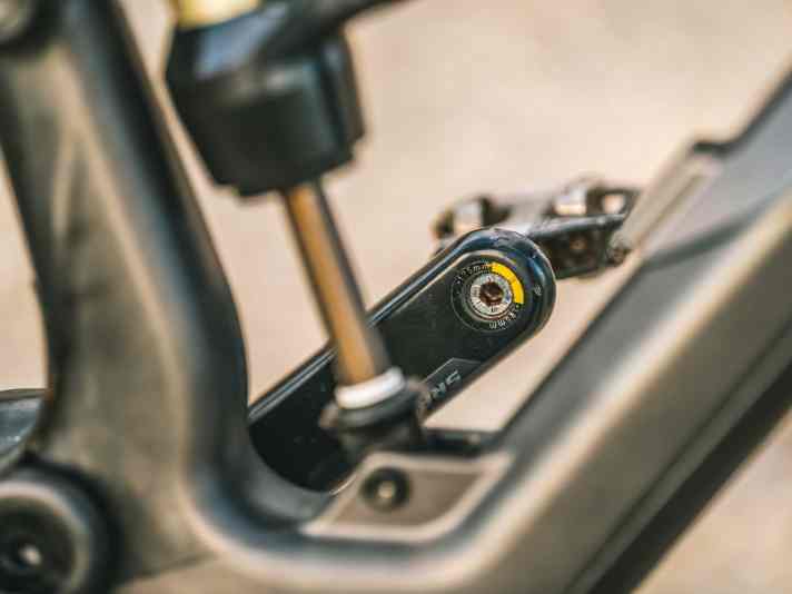Die Kombi aus langen 175er-Kurbeln und tiefem Tretlager führt in technischen Uphills vermehrt zu Kurbelaufsetzern.