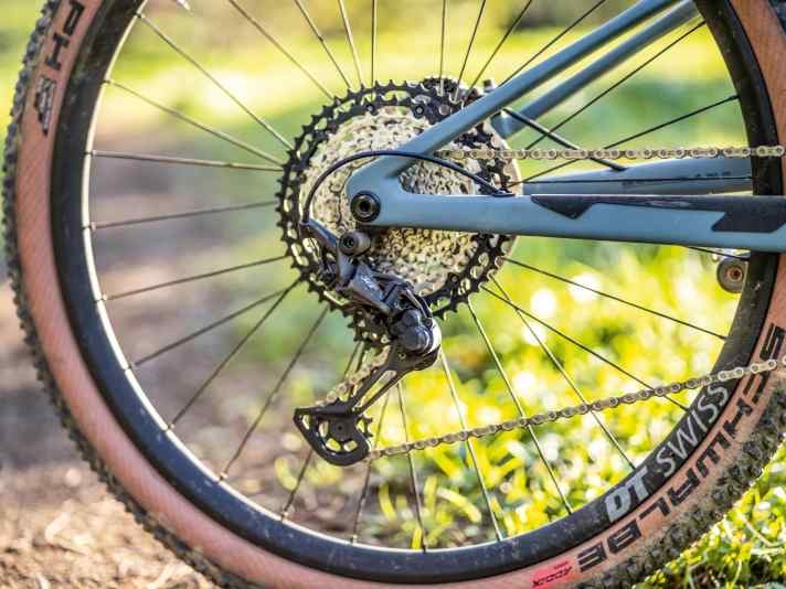 Kein Schnäppchen: Trotz knapp 8000 Euro Verkaufspreis stammen die Schaltgruppe und die Bremsanlage “nur“ aus der XT-Baureihe von Shimano.