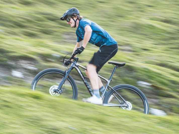 Radfahren ist für Arthrose-Patienten ein sehr gut geeigneter Sport. Wenn Betroffene mit ihrer Knie-Verletzung bewusst umgehen, trifft das auch fürs Mountainbiken zu.