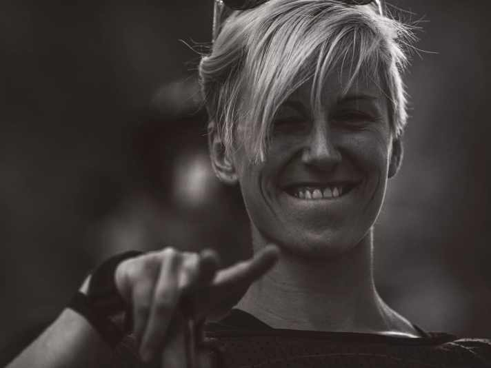 Nina Hoffmann (25): 

Die ehemalige Speerwerferin aus Thüringen begann aufgrund von einer Schulterverletzung mit dem Biken. Das war 2015. Zwei Jahre später siegte Nina bei der Deutschen Meisterschaft. Mittlerweile hat sie zwei Worldcup-Siege in der Tasche und etliche Podiumsplätze. 2022 wurde sie ins Santa Cruz Syndicate Team aufgenommen.