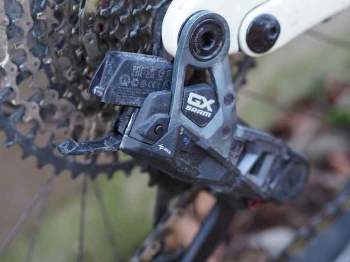 Der Akku ist gut und sicher verstaut. Gut zu sehen: Die Kontroll-Leuchte, die nach Druck des Kontroll-Knopfs über den Akku-Stand informiert.