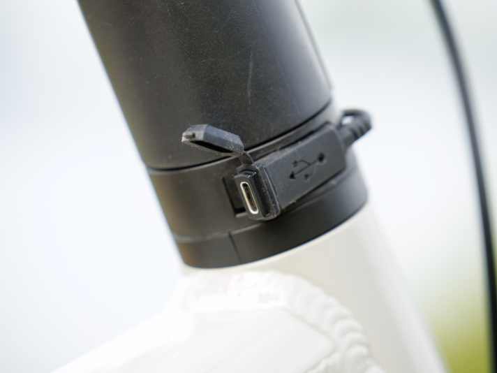 Smart gelöst: Über den USB-C-Ladeport lässt sich beispielsweise ein Smartphone oder Navi bequem während der Fahrt aufladen.