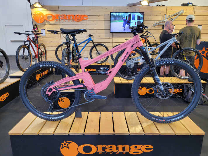 Unverkennbar ein Orange: das Switch 6 Enduro mit Eingelenker-Hinterbau.