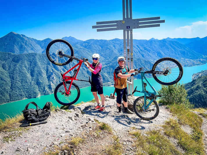 Petra und Nico von Freeride Inc. Austria trifft man unter der Bike-Saison auf diversen Gipfeln - und zwischen 9. und 15. Juli auf der BIKE Transalp.