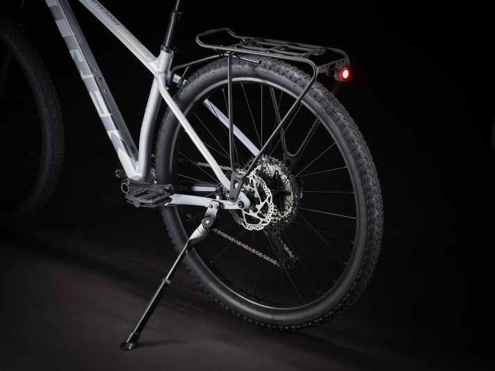 Für Menschen, die ihr Procaliber Alu eher als Alltagsbike nutzen wollen, hat Trek Anschraubpunkte für einen Gepäckträger und sogar für einen Seitenständer angebracht.