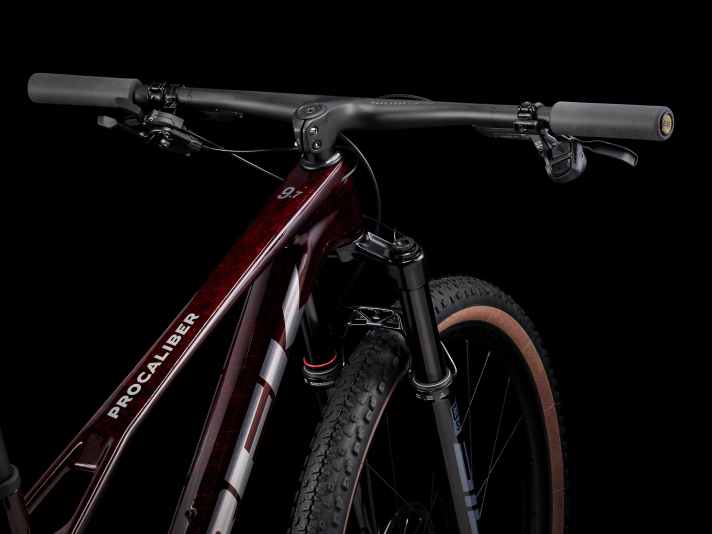Nur das Topmodell Trek Procaliber 9.7 AXS Gen3 für 4.499 Euro kommt mit einer Cockpit-Einheit aus Carbon von der Hausmarke Bontrager.