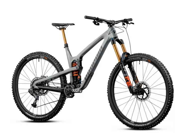  FÜR ETWAS MEHR:
 Ab 3849 Euro bekommt man das Spindrift mit Carbon-Rahmen. Alle Laufradgrößen stehen zur Auswahl. Mit kleinen Laufrädern wiegt das Topmodell 14,6 Kilo (Herstellerangabe).