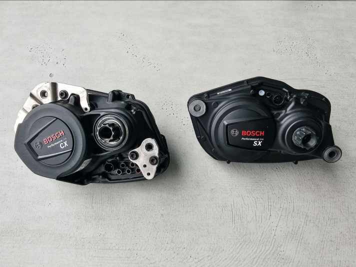 Zum Vergleich: Extrem kompakt ist der neue Bosch SX (rechts) nicht, dafür aber deutlich leichter und auch schmaler als der klassische Performance CX.
