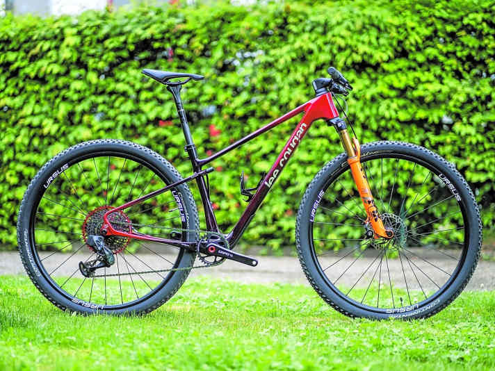 Eine spannende MTB-Neuheit 2023 unter den Hardtails: das Lee Cougan Rampage Innova mit minimalistischer Heckfederung. 