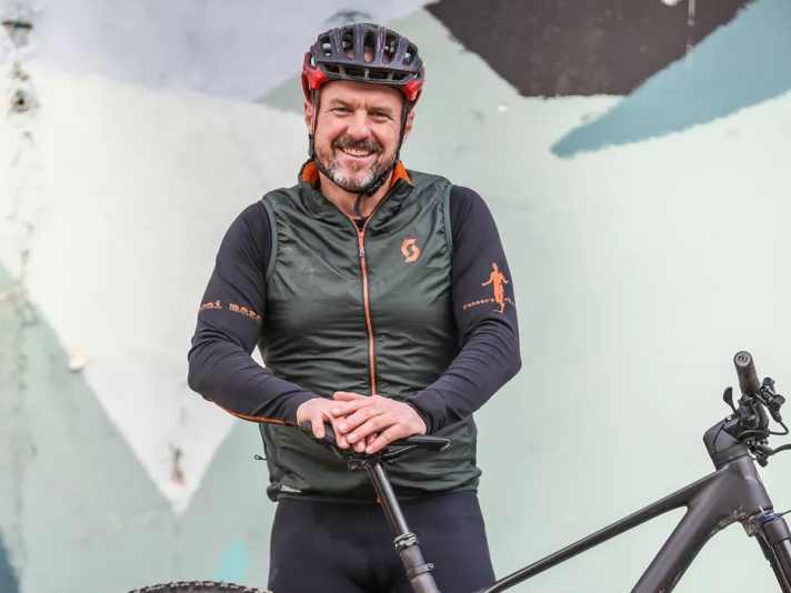 Franz Fischer,
 BIKE-Dauertester und KFZ-Meister
 (49 Jahre, 75 kg, 170 cm): 
Seine Leidenschaft sind alpine Touren mit mindestens 
1000 Höhenmetern 
und flowigen 
Trail-Abfahrten