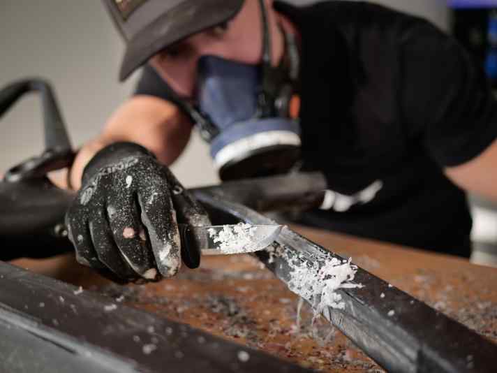 Den Lack hobelt Dangerholm in 30 Arbeitsstunden vorsichtig mit einem scharfen Werkzeugmesser vom Rahmen. Dafür nutzt er Mora-Werkzeugmesser, für die seine Heimatstadt so berühmt ist.