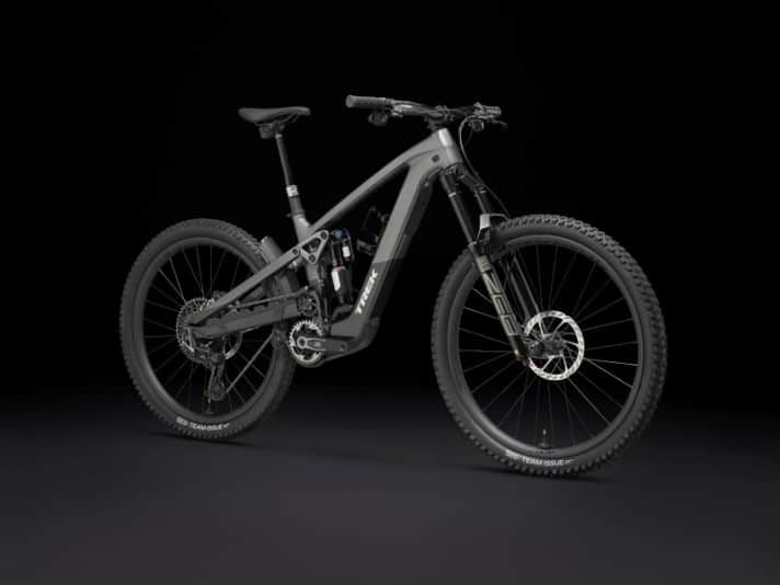 Für 11.999 Euro wechselt das Topmodell Slash+ 9.9 den Besitzer. Vermutlich wegen der robusteren Ausstattung mit 20,88 kg etwas schwerer als das günstige Bike. Neben der Farbkombi Silber/Grau gibt’s das Bike auch in Orange/Schwarz.