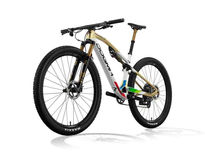 Das Pinarello Dogma XC Fully in Weltmeister-Farben für 13.500 Euro.
