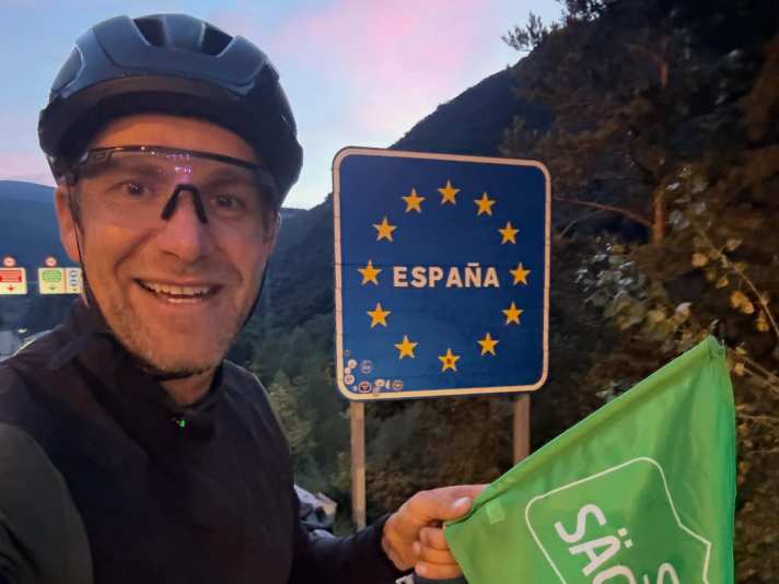 Tag 37: Die Tage werden kürzer, aber für 138 Kilometer inklusive Pyrenäen-Pässe reicht das Sonnenlicht immer noch aus. Markus Weinberg erreichte gestern mit Spanien EU-Land Nr. 13 auf seiner Liste!