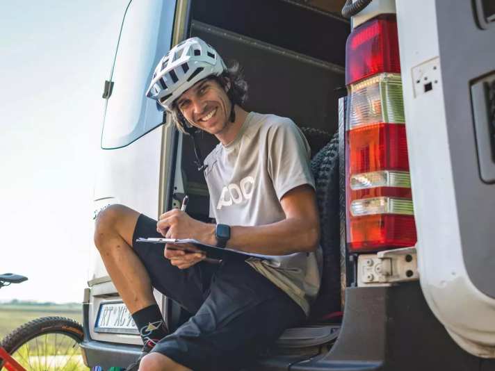 Thomas Weschta, BIKE-Tester: Hier fällt es mir schwer, ein Bike dem anderen vorzuziehen. Bergauf wie bergab sind die Unterschiede marginal. Müsste ich mich beim Kauf zwischen den beiden entscheiden, würde ich das Bold nehmen. Da bekomme ich die bessere Uphill-Performance und spare auch noch Geld.