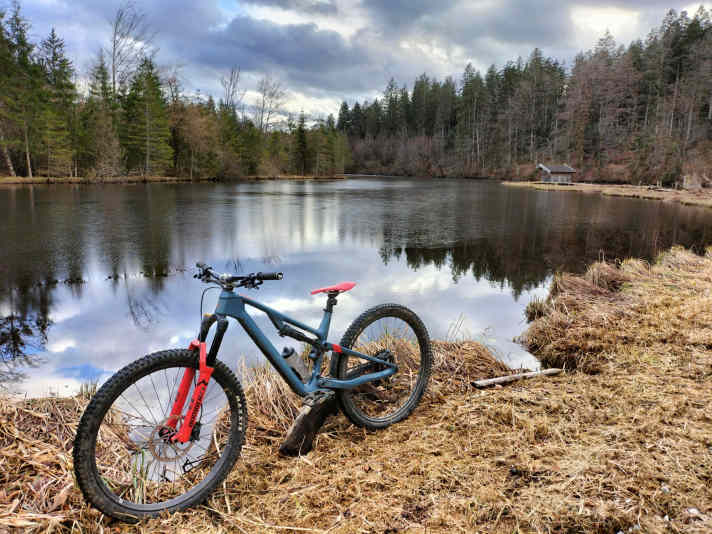 Während des Dauertests wechselte das Merida One Forty 6000 öfters sein Habitat. Typisch All Mountain zeigte es sich dabei als äußerst vielseitig.