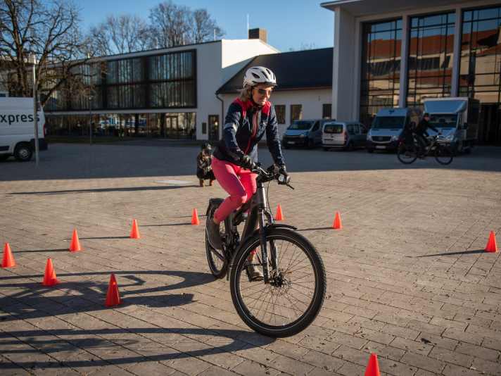 Bevor Sie sich mit Ihrem neuen E-Bike in den Verkehr stürzen, sollten Sie “Trockenübungen” machen, um ihr Bike kennenzulernen. Empfehlenswert kann auch ein Fahrtechnik-Training sein.