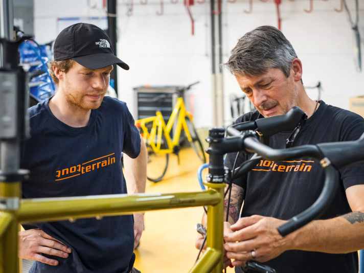 Einzelaufbau: Je ein 
Mechaniker baut das komplette Rad. Gibt es Probleme, hilft ein Kollege.