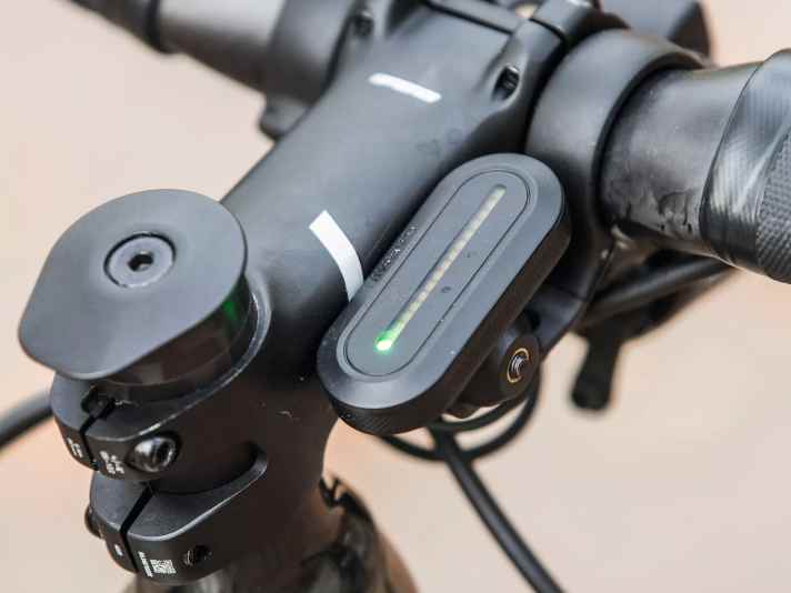 Lichtzeichen: Von hinten herannahende Fahrzeuge zeigt das Radar als bewegliche LED-Punkte auf dem Lenkerdisplay an.