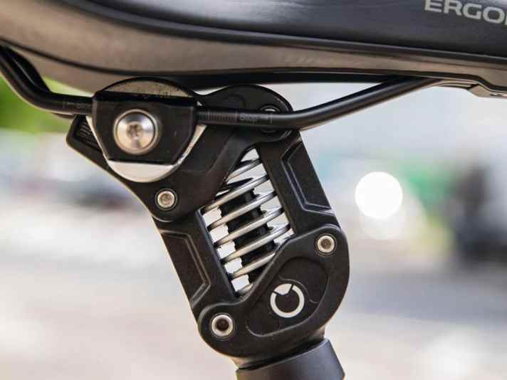 Parallelogramm-Sattel­stütze: Ihre Federhärte passte nicht zu den unterschiedlich schweren Nutzern.