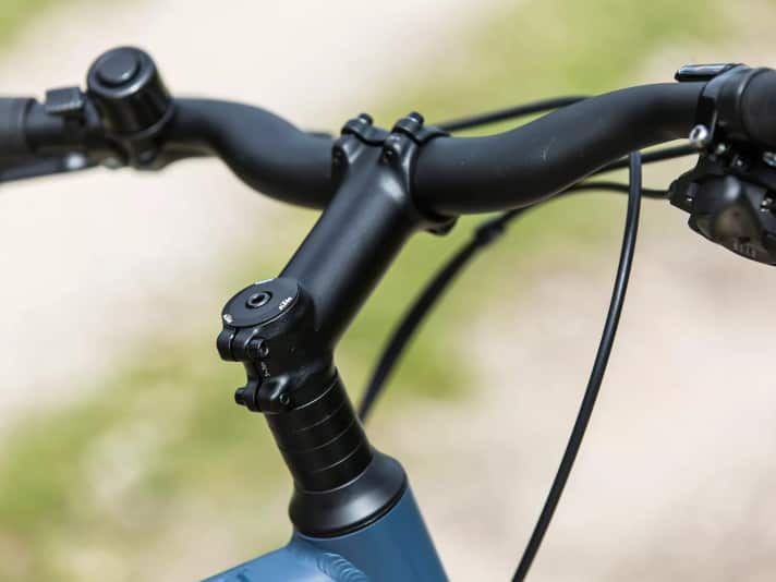 Der geschweifte Lenker positioniert Hände und Handgelenke ergonomisch günstig, was Arme und Schultern angenehm entlastet.