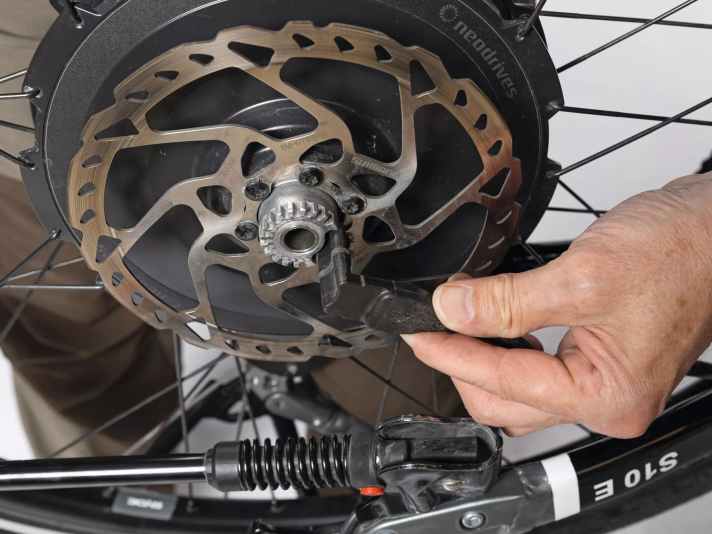 Den angewinkelten Stecker zieht man quer zur Fahrtrichtung aus dem Motor.