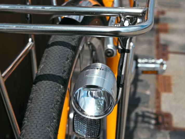 Die Lampe hängt asymmetrisch unterm markanten Träger, das gibt dem Rad ein individuelles, einprägsames Gesicht und gutes Licht.