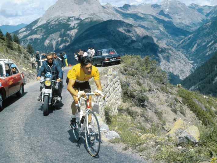 Uneinholbar - Bei seiner ersten Tour de France 1969 trägt Merckx seit der 6. Etappe das ­Gelbe Trikot und demütigt seine Gegner jeden Tag aufs Neue. Auf der 17. Etappe von Luchon nach Mourenx attackiert er am Tourmalet, fährt 140 Kilometer alleine an der Spitze und ­gewinnt mit acht Minuten Vorsprung. Am Ende der Tour in Paris hat er fast 18 Minuten Vorsprung auf den zweitplatzierten Roger Pingeon