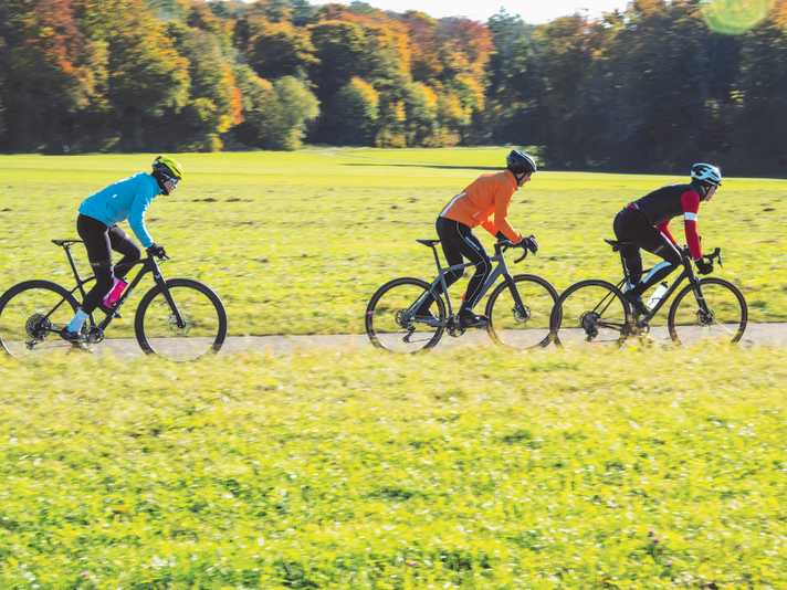 Hilfreicher Zufall: Alle drei sind ähnlich groß. So konnte jeder jedes Gravelbike ausprobieren.