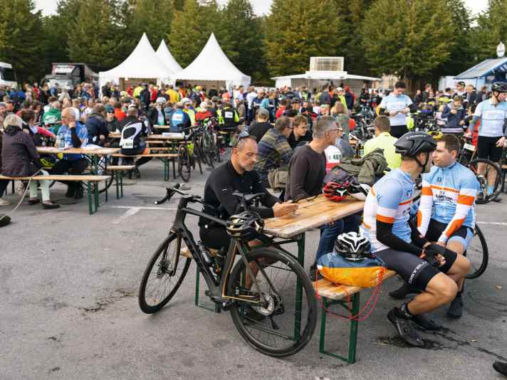 Ab dem späten Vormittag sitzen und plaudern Sportler und Freunde auf dem Schlossplatz