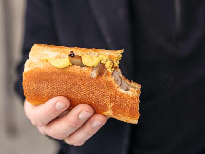 Sportgerecht: Radrennen in Belgien ohne Bratwurst? Undenkbar!
