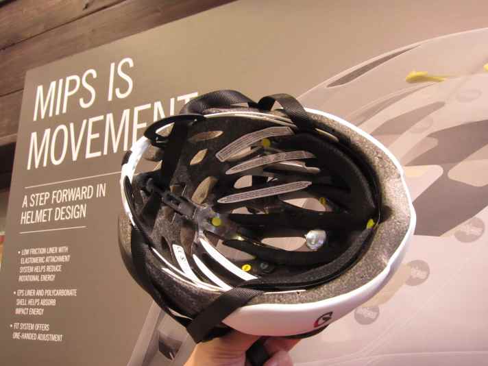   Helme mit MIPS haben eine schwimmend gelagerte zweite Schale, die sich bei einem schrägen Aufprall etwa 15 Millimeter verdrehen kann und dabei einen Teil der Beschleinigungsenergie abbauen soll