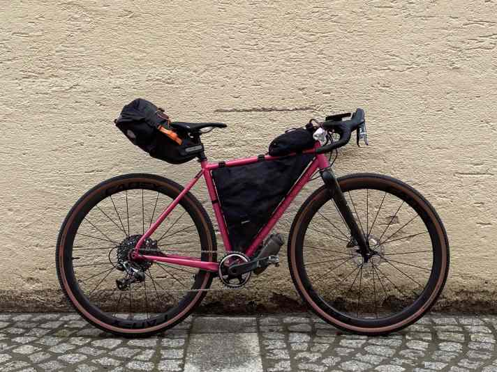 Fertig gepackt - mit dem neuen Testlaufradsatz macht das Gravelbike eine sehr gute Figur.