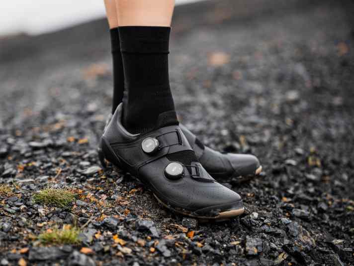 Griffige Vibram-Elemente an den Sohlen der neuen Offroad-Schuhe von Canyon versprechen auch abseits befestigter Wege einen guten Halt.