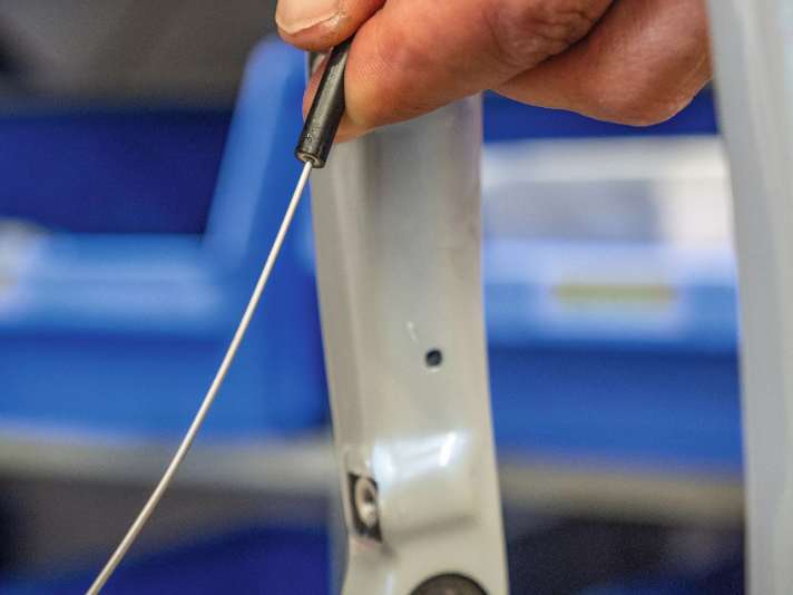 Draht in Bremsleitung