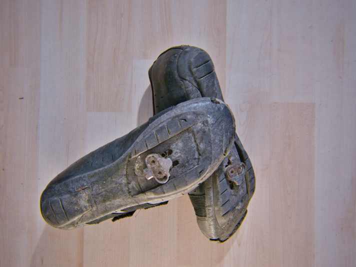 Abgenutzter Kleidung oder Radschuhen kann man beim Rollentraining ein zweites Leben schenken.