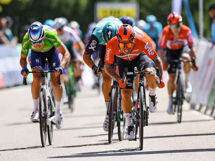 Der australische Sprinter Caleb Ewan taucht mit 1,67 Metern Größe durch den Fahrtwind